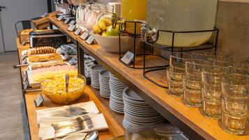 Desayuno buffet diario (USD 7 por persona)