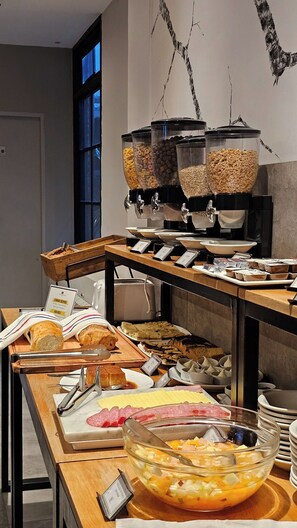 Päivittäinen buffetaamiainen (7 USD per henkilö)