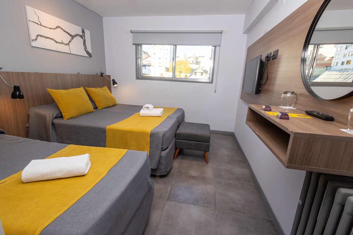 Habitación triple | Ropa de cama de alta calidad y edredones de plumas
