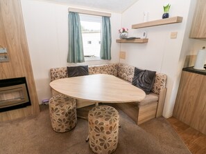 Cottage | Private kitchen | Fridge, electric kettle, toaster, cookware/dishes/utensils