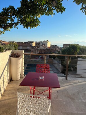 تناول الطعام بالخارج