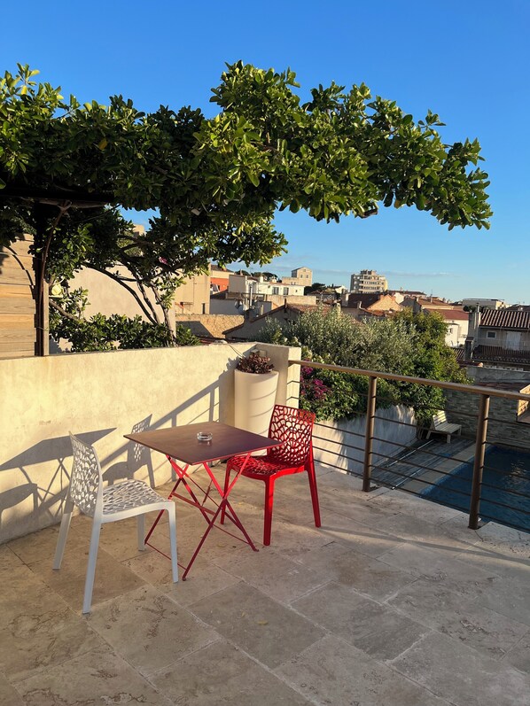 تناول الطعام بالخارج