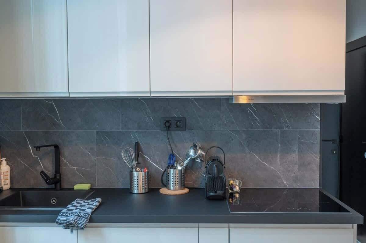 Een koelkast, een magnetron, een koffiezetapparaat/waterkoker