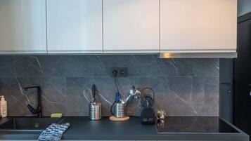 Kühlschrank, Mikrowelle, Wasserkocher mit Kaffee-/Teezubehör