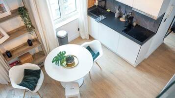 Kühlschrank, Mikrowelle, Wasserkocher mit Kaffee-/Teezubehör