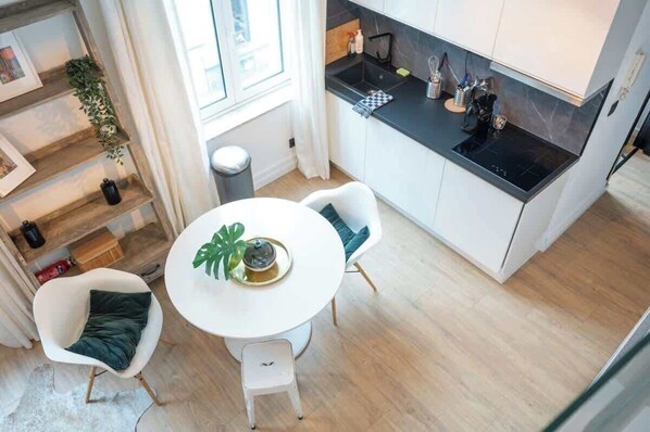 Køleskab, mikrobølgeovn, kaffe-/temaskine