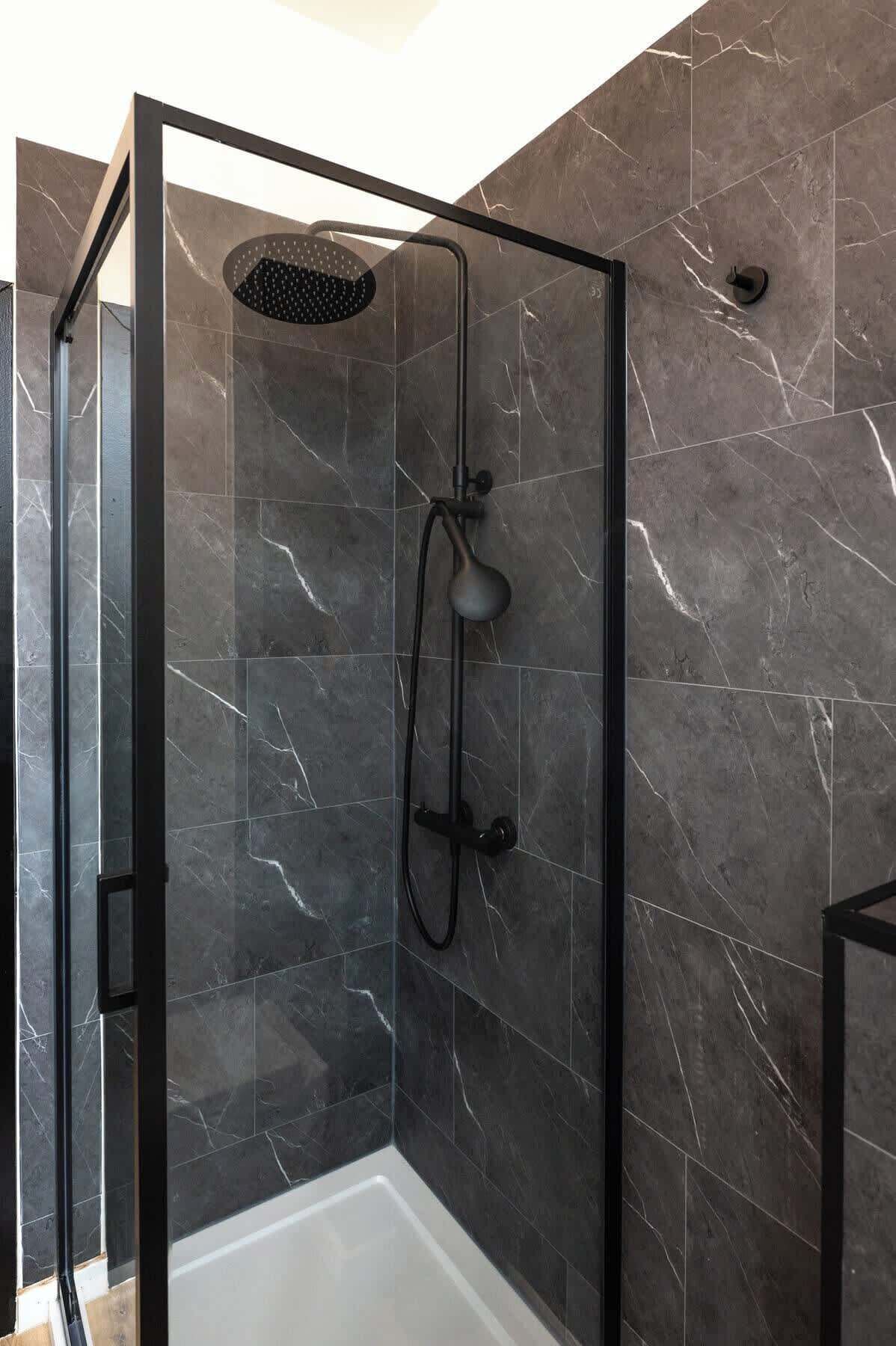 Een douche, een haardroger, shampoo