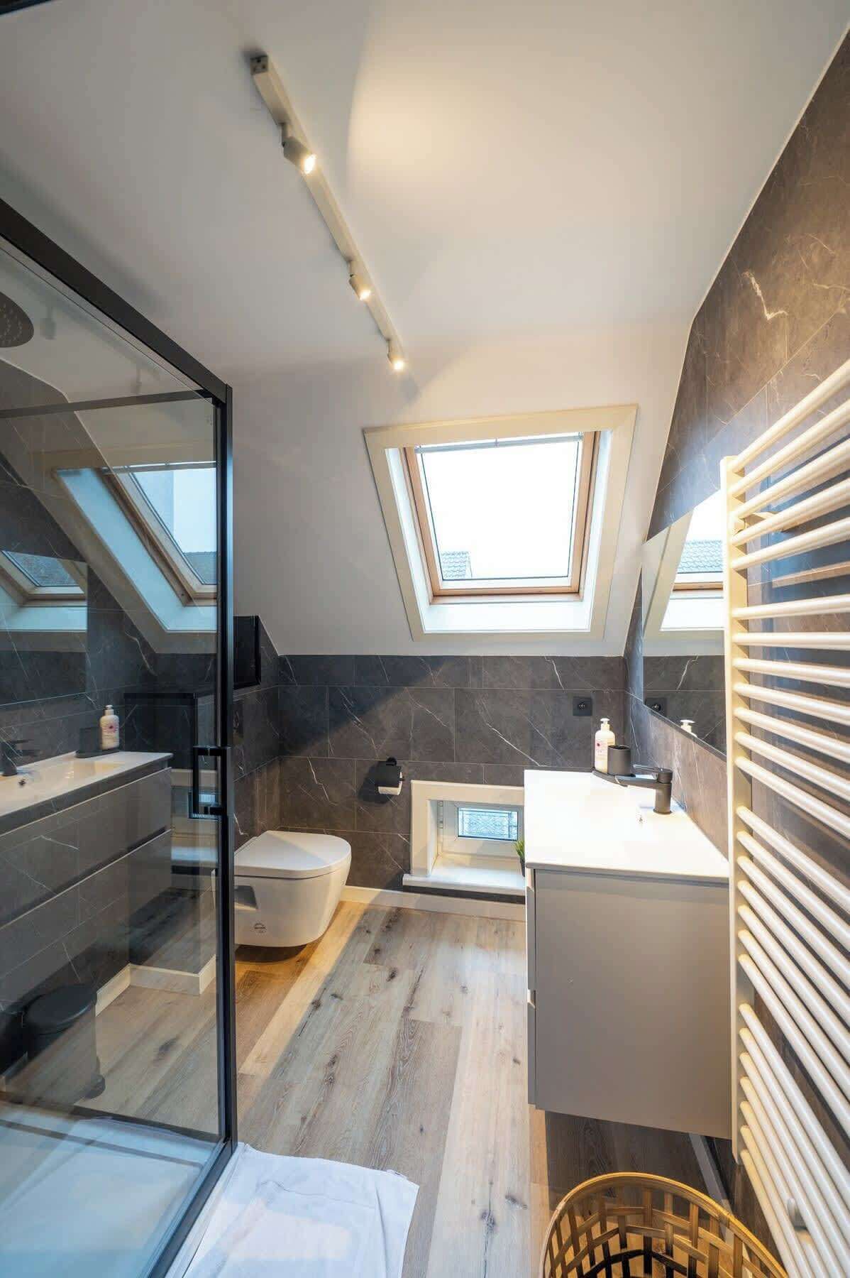 Douche, sèche-cheveux, shampoing