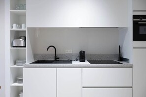 冰箱、微波炉、烤箱、炉灶