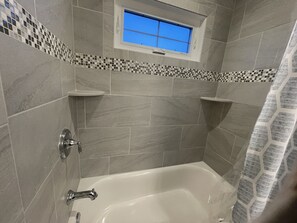 Ensemble douche/baignoire, savon, papier toilette