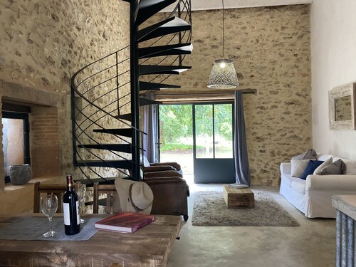 Romantic holiday accommodation sleeps 4, with shared swimming pool in Dordogne