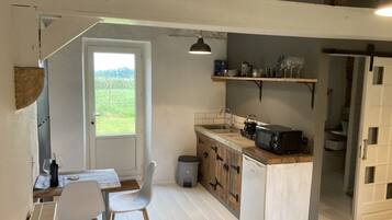 Een koelkast, een kookplaat, een waterkoker, een kinderstoel