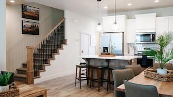 House, 4 Bedrooms | Private kitchen