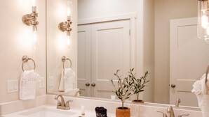 House, 4 Bedrooms | Bathroom - Desert Sky by Freedom Vacation Rentals (Washington)