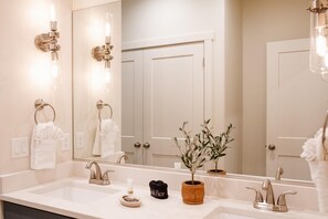 House, 4 Bedrooms | Bathroom | Towels - Desert Sky by Freedom Vacation Rentals (Washington)