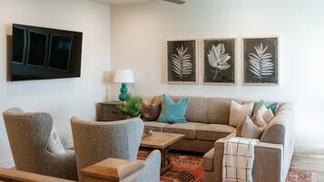 House, 4 Bedrooms | Living room