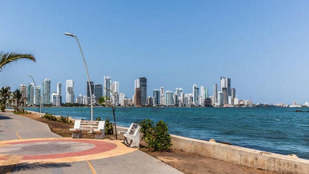 Una passeggiata lungomare con sullo sfondo lo skyline della città.