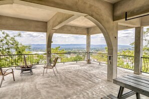 Terrace/patio - Family Estate with High-Speed WiFi, Private Pool, Basketball, Office, & Patio (San Ignacio)