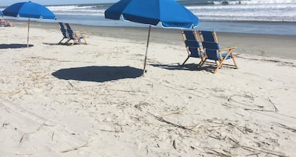 3 bed/3 bath Inlet Cove cottage, community pool, short walk to the beach