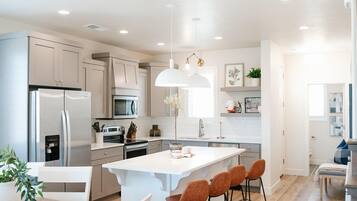 Townhome, 3 Bedrooms | Private kitchen | Cookware/dishes/utensils