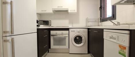 Een koelkast, een magnetron, een oven, een kookplaat