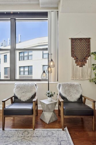 Lovely 2BR + Gym + Free Parking | Newbold Apt