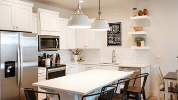 Townhome, 4 Bedrooms | Private kitchen