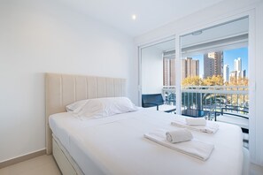 3 slaapkamers, een strijkplank/strijkijzer, gratis wifi, beddengoed