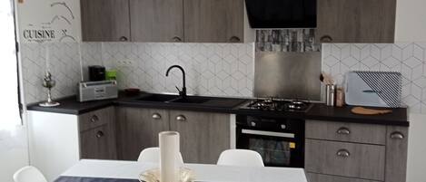 Mikrovågsugn, ugn, kaffe- och tebryggare och grytor/köksredskap