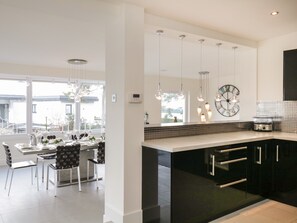 Cottage | Private kitchen | Fridge, dishwasher, electric kettle, toaster - Brantlea (Windermere)