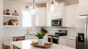 Townhome, 3 Bedrooms | Private kitchen