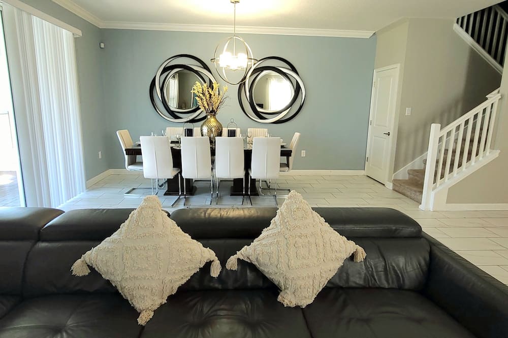 NEW Luxury 8BR Champions Gate Resort Villa-Disney\/Pool\/Jacuzzi