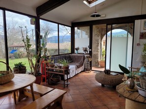 TV, fireplace, stereo