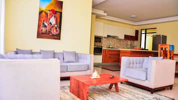 Apartamento de lujo | Zona de estar | Smart TV de 55 pulgadas con canales digitales, una televisión