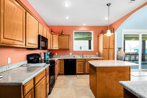 Fridge, microwave, oven, stovetop - Mar Y Sol: 4  BR, 3  BA House in Port Bolivar, Sleeps 16 (Port Bolivar)