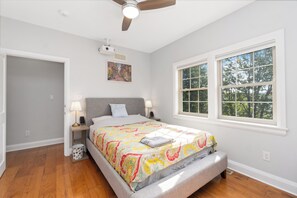 5 bedrooms, desk, free WiFi, bed sheets