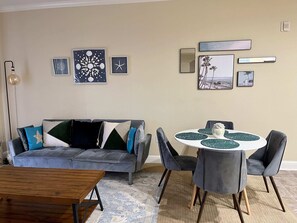 Télévision, livres, espaces bureaux