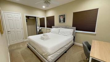 2 makuuhuonetta, työpöytä, silitysrauta/-lauta, vauvan matkasänky