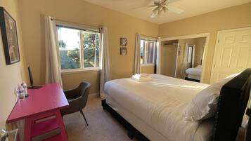 2 quartos, escrivaninha, ferros/tábuas de passar roupa, berço de viagem