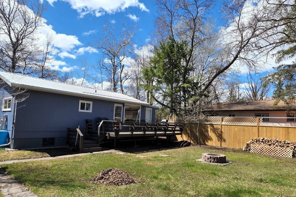 Relax in this entire charming Cottage in Wpg Beach