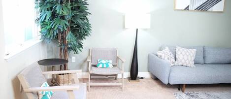 Televisión, libros y oficina