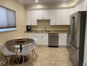 Kylskåp, mikrovågsugn, ugn och spishäll