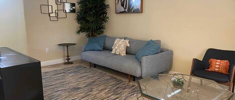 Tv, bøger, kontorer