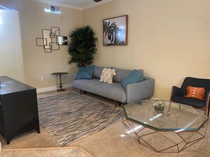 Tv, böcker och kontor