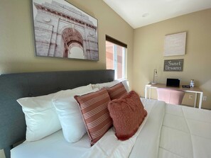 2 Schlafzimmer, Schreibtisch, Bügeleisen/Bügelbrett, Reisekinderbett