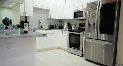 Lovely w/amazing decor-Great Location-2Parking Sp