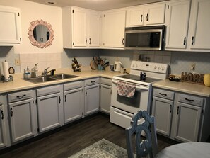 Réfrigérateur, four à micro-ondes, un four, surface de cuisson