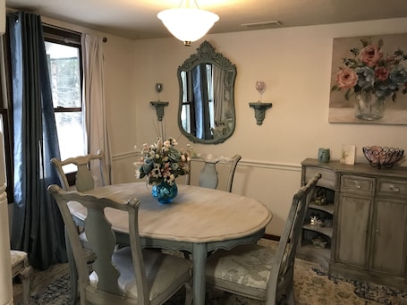 Dining. Breakfast Included in Country Cottage King Suite