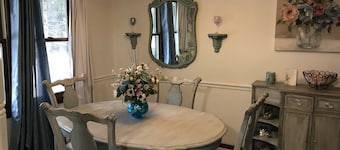 Breakfast Included in Country Cottage King Suite