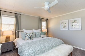 3 soverom, skrivebord, strykejern/-brett og reiseseng for barn